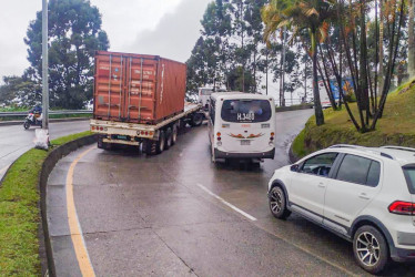 El vehículo de carga presentó problemas en su motor cerca de Renault Minuto, en el sentido La Enea - Centro.