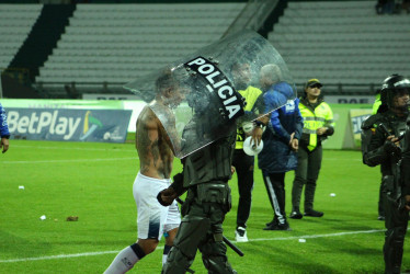 Los jugadores y el cuerpo técnico del Once Caldas debieron salir de la cancha escoltados por uniformados del Escuadrón Móvil Antidisturbios (Esmad), pues la hinchada, molesta, estaba tratando de agredirlos a causa de su mal rendimiento.