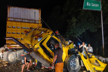 Una turbo y una tractomula chocaron, tres personas murieron en el accidente.