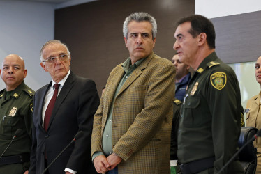 El ministro del Interior de Colombia, Luis Fernando Velasco (c), el de Defensa, Iván Velásquez (i), y el director de la Policía, general William Salamanca, ofrecen una rueda de prensa sobre el plan de seguridad para las elecciones del próximo domingo, hoy, en la sede de la Policía Nacional en Bogotá