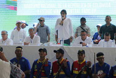 La decisión fue bilateral entre el Gobierno nacional y el Estado Mayor Central (Emc), principal disidencia de la antigua guerrilla de las Farc, para comenzar hoy un cese al fuego bilateral.