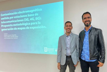 Un libro presentado en la UCM es Contaminación electromagnética emitida por estaciones base de telecomunicaciones. Yeison Garcés Gómez y Vladimir Henao Céspedes, dos de los tres autores. 