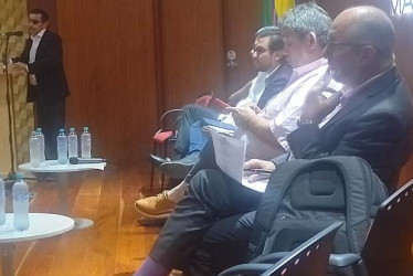 El viceministro de Educación Superior, Alejandro Álvarez, en primer plano, escucha lasponencias durante la audiencia sobre el proyecto de Ley Estatutariade Educación, efectuada ayer en la U. de Manizales.