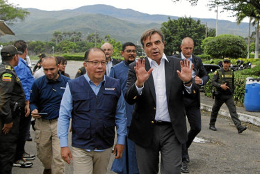 Foto | EFE | LA PATRIA Margaritis Schinas, vicepresidente de la Comisión Europea, estuvo en el puente internacional Simón Bolívar, que comunica al departamento colombiano de Norte de Santander, con el estado venezolano de Táchira.