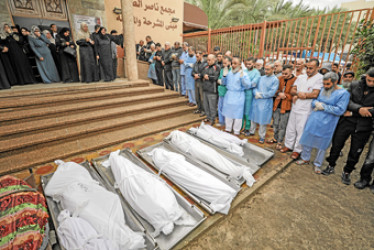 Foto | EFE | LA PATRIA  Familiares de palestinos asesinados en medio del actual conflicto entre Israel y Hamas lloran junto a los cuerpos de sus seres queridos en el Hospital Nasser en Khan Younis, en el sur de la Franja de Gaza.