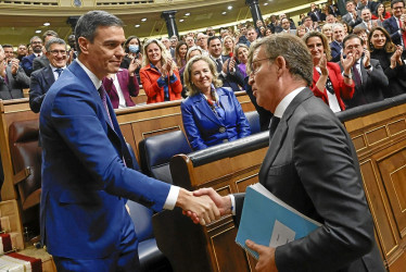 Foto | EFE | LA PATRIA  El líder del PP, Alberto Núñez Feijóo, felicita al presidente del Gobierno en funciones, Pedro Sánchez, al término de la segunda jornada del debate de investidura.