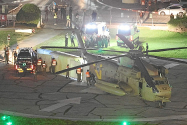 Equipos médicos atienden a niños israelíes rehenes que fueron retenidos por Hamás en Gaza, después de que aterrizaran en un helicóptero del ejército israelí en el helipuerto del Centro Médico Infantil Schneider en Petah Tikva (Israel).