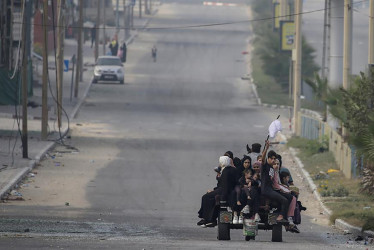 Varios palestinos circulan por una calle desierta durante la evacuación de la población de la ciudad de Gaza y del norte de la franja.