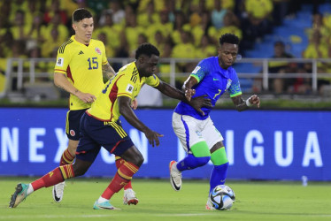 Davinson Sánchez, de Colombia, mientras disputaba el balón con Vinícius Júnior, de Brasil, el jueves en Barranquilla. 