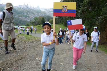 Joselin Abigaíl Tuquinga, de Ecuador; era seguida por Francisca Ignacia González, de Chile; mientras recorrían los terrenos del Parque Tecnológico Ambiental La Esmeralda. Ellas y seis niños más resultaron ganadores de la 10a edición de la campaña Alrededor de Iberoamérica, con la que se pretende educar en el cuidado del medioambiente.