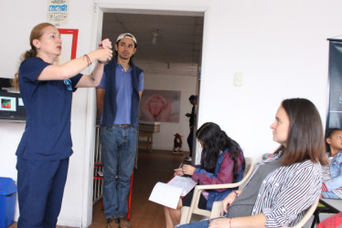 Beatriz Correa Hoyos, coordinadora de programas de la Corporación Sagrada Familia, durante un taller en el barrio El Carmen. Se les prepara en lactancia materna, cuidados prenatales, postnatales y otros asuntos relacionados.