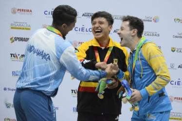 La imagen que dejó anoche la premiación de la modalidad de libre masculino del patinaje artístico: la celebración de Juan Sebastián Lemus, de Cundinamarca; Deivi Camilo Rojas, de Bogotá, y Gerónimo Gallo, de Caldas.