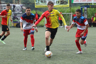 En el Cuadrangular B, Deportivo Pereira (amarillo y rojo) superó 4-1 a un aguerrido Aladino Quiñones y premió a su fiel fanaticada que lo acompaña masivamente y disfruta de sus presentaciones de buen nivel.