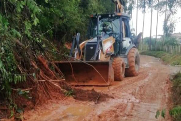 Un deslizamiento de tierra taponó la vía entre Pácora y Salamina, en el sector del Alto de Las Coles.