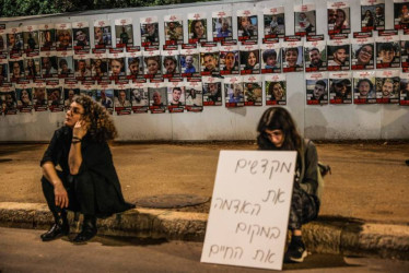 Las familias de los secuestrados y desaparecidos se han concentrado este martes, en el día en el que se cumple un mes del ataque de Hamas, frente al parlamento israelí en recuerdo de sus seres queridos y en protesta por la falta de acción del Gobierno.