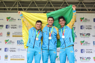 De izquierda a derecha, los caldenses Steven Ceballos (bronce), Rafael Gutiérrez (oro) y Camilo Sánchez (plata). 