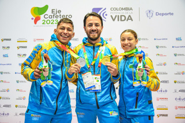 El entrenador Edison Ospina (centro) con Sofía Cárdenas y Febor Conde.