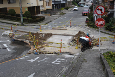 Así está la vía luego de ser intervenida por personal técnico de Aguas de Manizales.