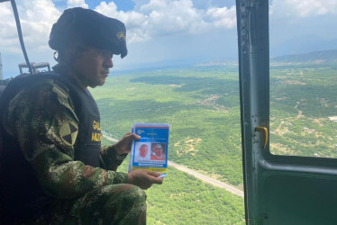 Aeronaves de la Aviación del Ejército Nacional y la Fuerza Aeroespacial Colombiana continúan con el monitoreo aéreo de la zona en La Guajira y realizan labores de perifoneo. 