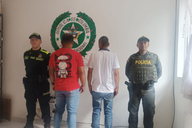 En la vereda Quebrada Larga, dos hombres se dedicaban a la extracción de mineral a cielo abierto, sin licencias. La Policía los capturó e incautó sus herramientas.