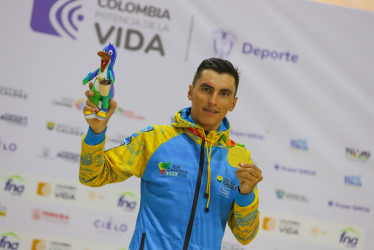 Jhónatan Restrepo se subió ayer por segunda ez el podio en lso Juegos Nacionales con su oro en pista, en esta ocasión en la prueba por puntos.