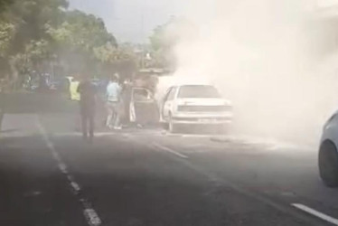 Según el video suministrado por un ciudadano se puede observar que la comunidad del sector sale con extintores a ayudar a apagar el incendio.