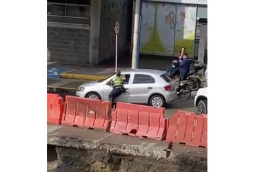 Conductor arrastró a agente de tránsito: nuevo caso de agresión en Manizales