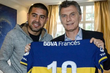 Mauricio Macri (derecha) quien fue presidente de los 'xeneizes' durante el periodo más exitoso de su historia (1995 - 2007), hoy apoya a Andres Ibarra en su candidatura a la presidencia del club.