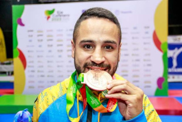 Bronce en karate: Sebastián Rendón subió al podio del kumite menos de 67 kilos. Se enfrentó en esa pelea con Michael Enrique Narvaez, de Bolívar.