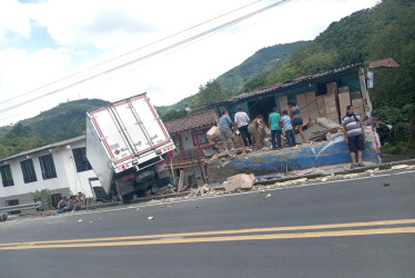 El furgón del accidente en Chinchiná.