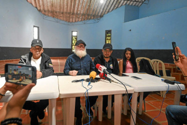 Foto | EFE | LA PATRIA  Alias Leopoldo Durán, nuevo jefe del equipo negociador del Emc, junto a los demás delegados de ese grupo armado.