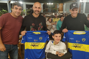 José Horacio Basualdo (izquierda) posa para foto con dos compradores de las camisetas en la subasta, entre ellos, Elkin Soto, más Santiago Zapata, el beneficiario.