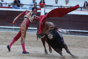 El torero colombiano Luis Miguel Castrillón lidia al toro "Tocayito" de la ganadería Mondoñedo durante la cuarta y última corrida de la Feria Taurina de Cali, en la plaza de toros Arena Cañaveralejo en Cali, Valle del Cauca.