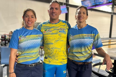 Sandra Hernández, Julio Enrique Soto y Gloria Osorio, las medallistas y su técnico. Ganaron oro por equipos.