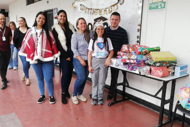 El personal de la Clínica Ospedale posó con los regalos, poco antes de repartirlos. En la imagen: Natalia Obando, Daniela Gómez, Adriana Salazar, Luisa Fernanda Ríos y Bayron Tobón.