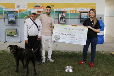 Sebastián Timarán Lasso con don José y Lucas recibiendo el premio de manos de Laura Inés Villegas Calderón, directora de Sostenibilidad de Autopistas del Café.