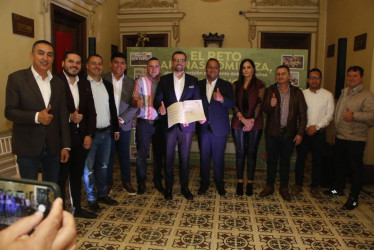 El documento lo firmaron los presidentes de los concejos municipales y los respectivos alcaldes que conforman el AM. En la imagen acompañados por los alcaldes electos, el gobernador de Caldas, el secretario de Planeación y la notaria primera.