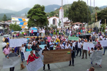 "Colaco, vendido, el pueblo está ofendido" le gritaba la población que se reunió en el parque principal del municipio al actual mandatario José Óscar González, quien llegó al cargo tras la renuncia de Jorge Orlando García.