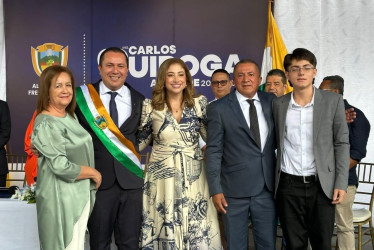 Carlos Enrique Quiroga Calderón (segundo de izq. a der.), en el acto de su posesión como alcalde de los fresnenses para el período 2024-2027.