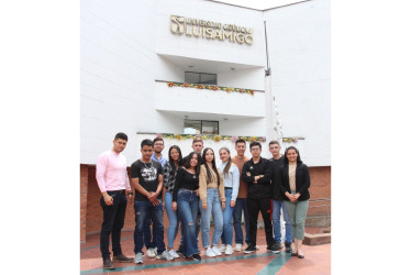 Estudiantes y docentes del Programa que participan en el curso intersemestral de Régimen Aduanero.