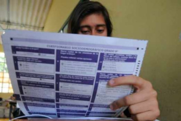 Mujer presentando el examen del ICFES