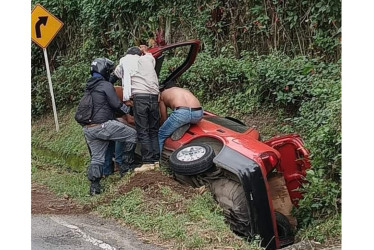  Vehículo se salió de la vía en la Troncal de Occidente: dos personas lesionadas 
