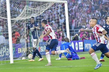 El campeón de la estrella de Navidad del Fútbol Profesional Colombiano se definirá el próximo miércoles 13 de diciembre en el estadio Atanasio Girardot de Medellín. El veterano goleador tiburón Carlos Bacca (centro) le da la ventaja al cuadro barranquillero.