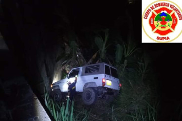 Este es el carro que se salió de la carretera en la vía Manizales-Medellín, en el puente de La Felisa.