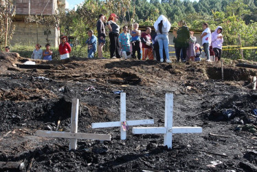 Poco pudieron hacer los vecinos por enfrentar las llamas. La comunidad no cuenta con acueducto.