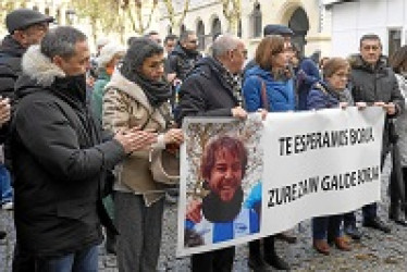 Foto | EFE | LA PATRIA  Familiares y amigos de Borja Lázaro se concentraron en la ciudad de Vitoria (norte de España) para recordar al joven.