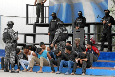  Foto | EFE | LA PATRIA Detenidos por la toma de un canal de televisión en Guayaquil permanecen en custodia de la Policía. 