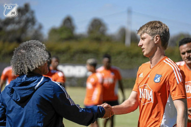 Foto | @MillosFCoficial | LA PATRIA  Alberto Gamero, técnico de Millonarios, saluda al defensor Andrés Llinás, figura del conjunto capitalino.