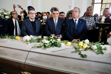 El secretario general del Senado de Colombia, Gregorio Eljach (c), asiste hoy junto a familiares, amigos y colegas a la velación en cámara ardiente de la senadora colombiana Piedad Córdoba Ruiz, en el Salón de la Constitución del Capitolio Nacional, en Bogotá.