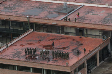 Cárcel del Turi mientras militares y policías buscan retomar el control del centro penitenciario, en Cuenca (Ecuador). 